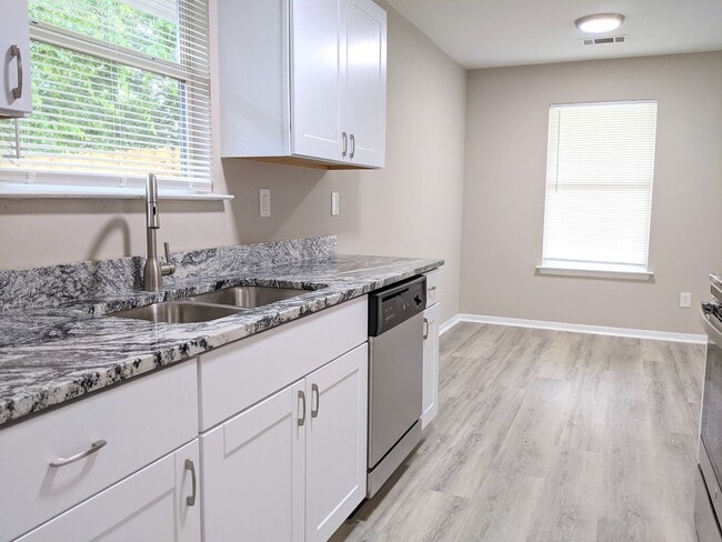 Building Photo - August 2026 Move In! Remodeled 3 Bed, 2 Ba...