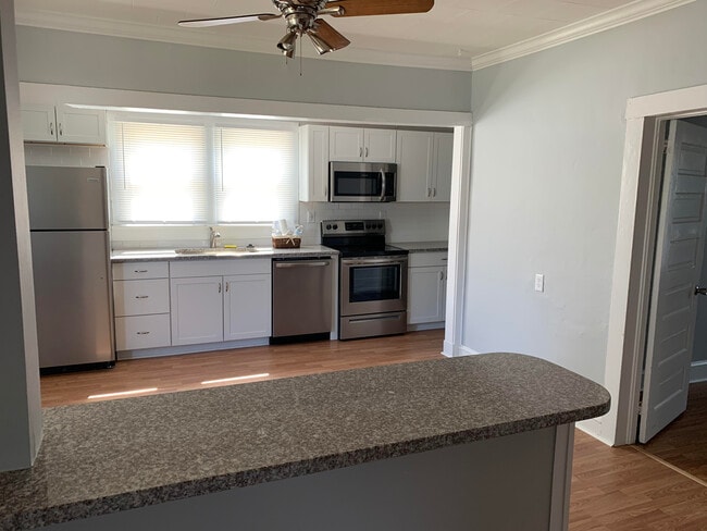 Building Photo - 421 Woodlawn Ave