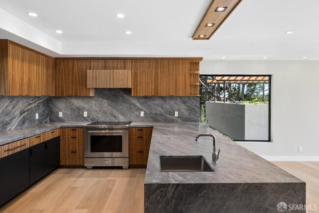 Building Photo - 1435 Lakeview Dr