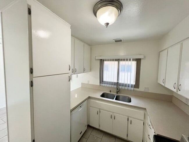 Building Photo - Spacious 2BR/1.5BA Townhome with A/C, Parking & Luxury Community Amenities