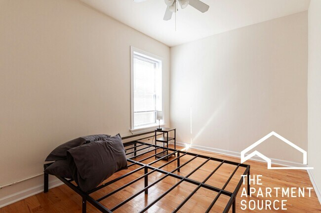 Building Photo - 3823 N Greenview Ave