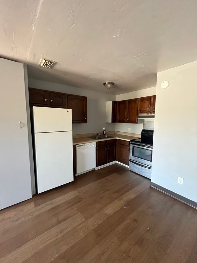 Building Photo - Spacious 2-bedroom 1 bathroom Move in ready!