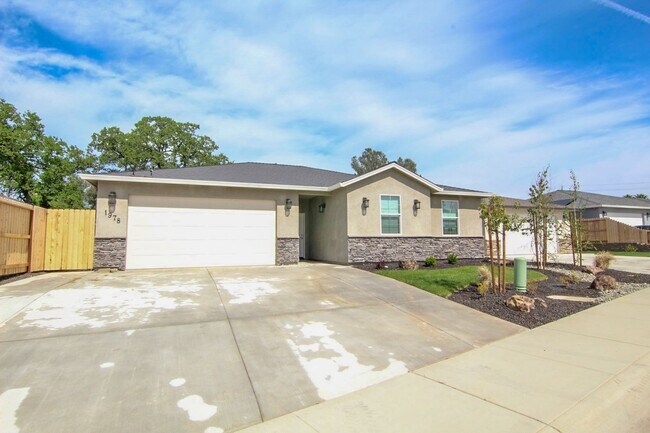 Building Photo - Newer Redding Home Built in 2021!