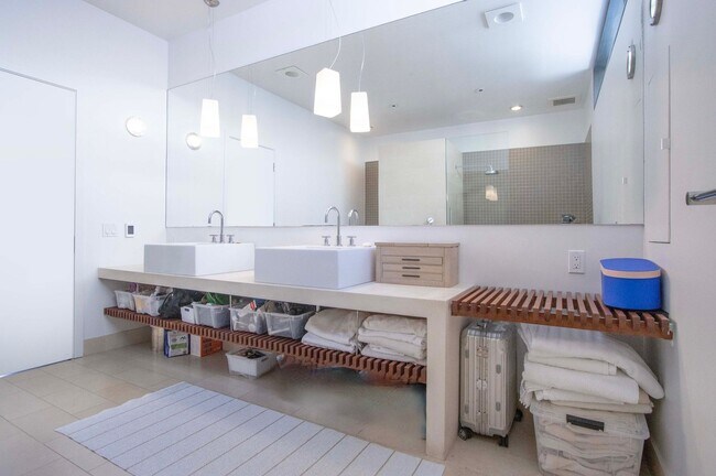 Building Photo - Stunning 4Bed/2.5ba Condo in Pacific Heights