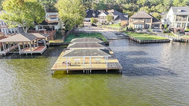 Building Photo - 121 Clear Water W