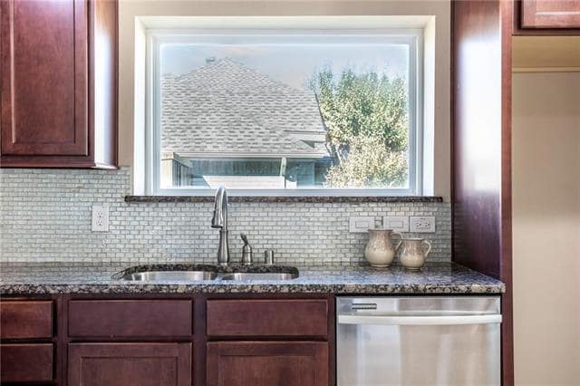 Building Photo - 4428 Emerson Dr