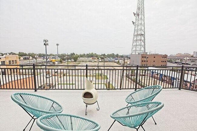 Building Photo - 1405 Bronson Ct
