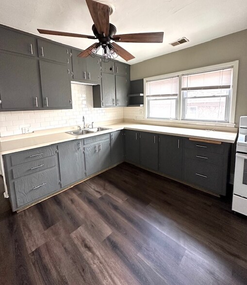 Building Photo - 929 E Clarke St