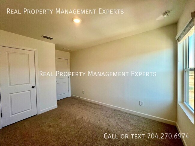 Building Photo - 8029 Hidden Spgs Trl