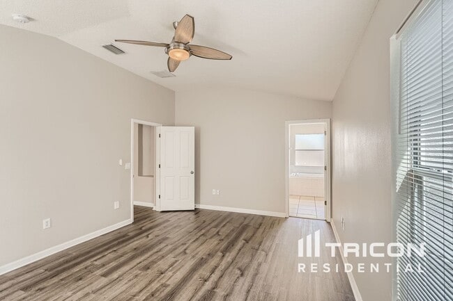 Building Photo - 8332 Crescent Moon Dr