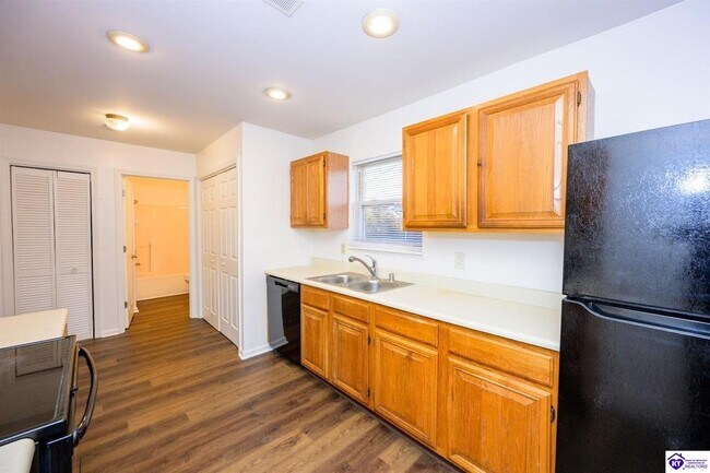 Building Photo - 113 College Street Rd