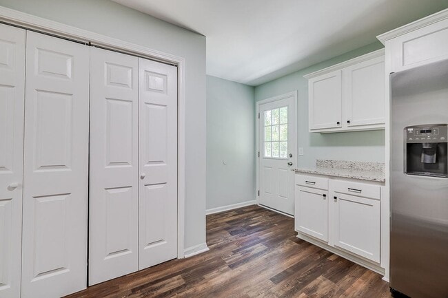 Building Photo - Completely Renovated 2BR Duplex with Granite Counters & Stainless Appliances