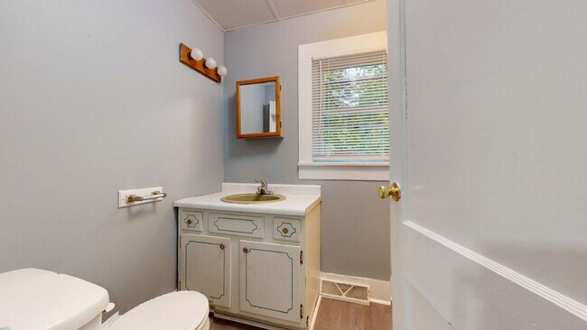 Building Photo - 2 bedroom in Shelby School District!