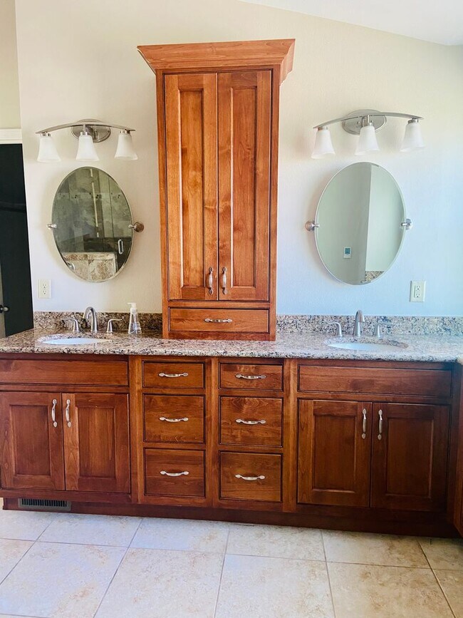 Building Photo - Rental