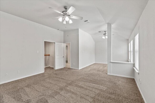 Building Photo - 208 Valona Dr