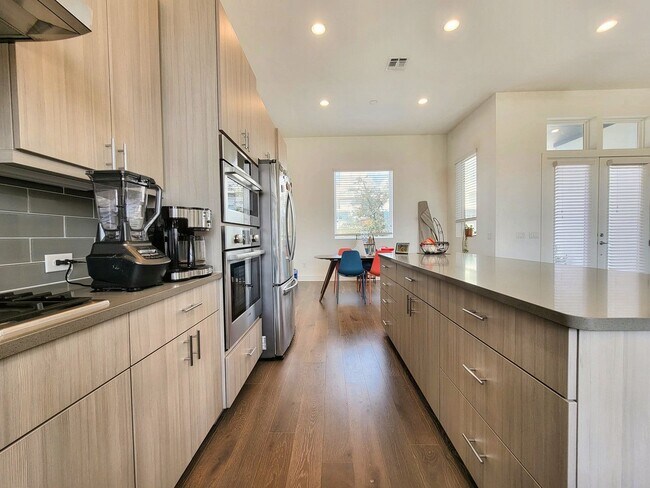 Building Photo - Spacious & Modern 3BR 2.5/BA Home with Lar...