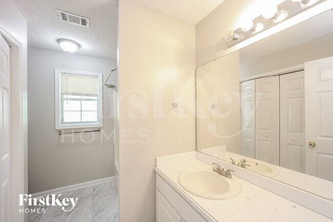 Building Photo - 390 Fox Meadow Dr