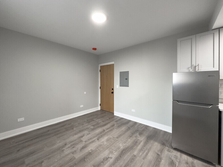 Building Photo - 510 W Belmont Ave