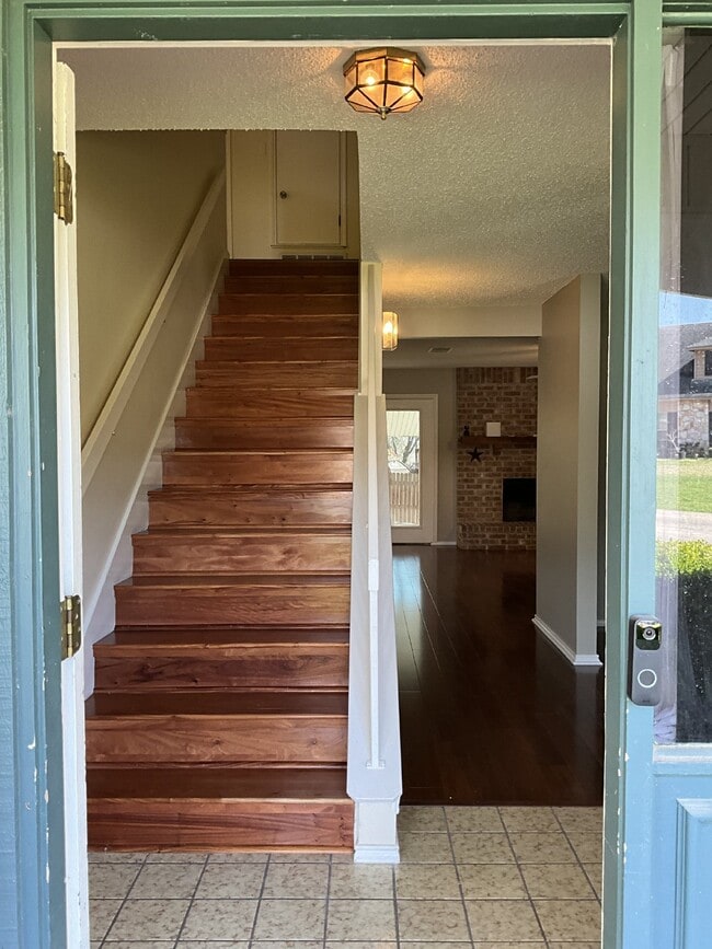 Building Photo - 129 Splitrock Ln