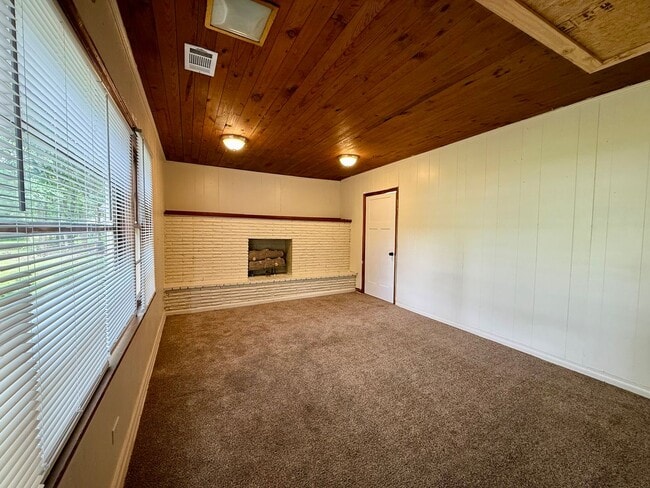 Building Photo - Welcome to this Beautiful Home in Downtown Paragould, AR!