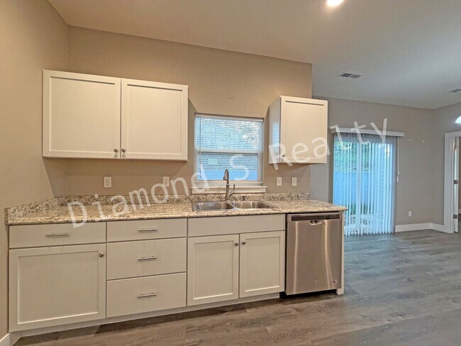 Building Photo - Gorgeous 4 Bedroom Ozark House Coming Earl...