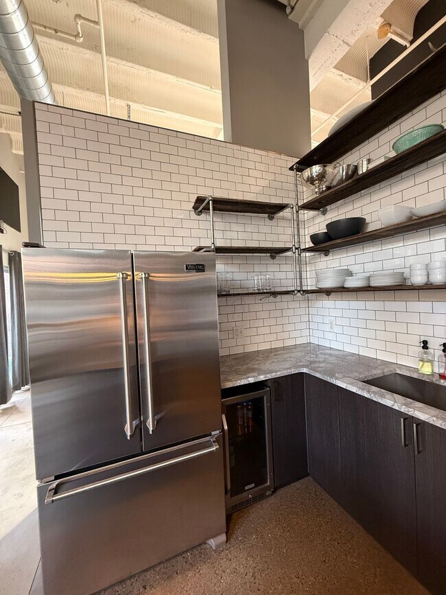 Building Photo - Fully Furnished!! Ready NOW! Sleek & Modern