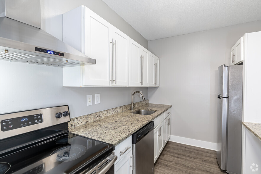 2BR, 2BA - 1,130SF - Kitchen - COVE West Hartford