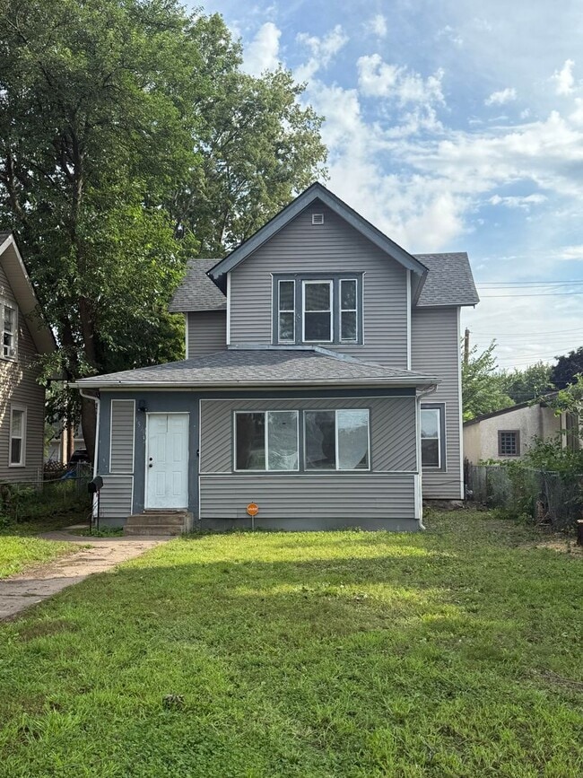 Building Photo - 3 bedrooms 2 bath house, Available sept 1st