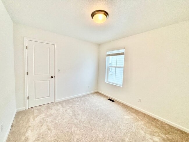 Building Photo - FREE RENT THROUGH OCT 15TH!!