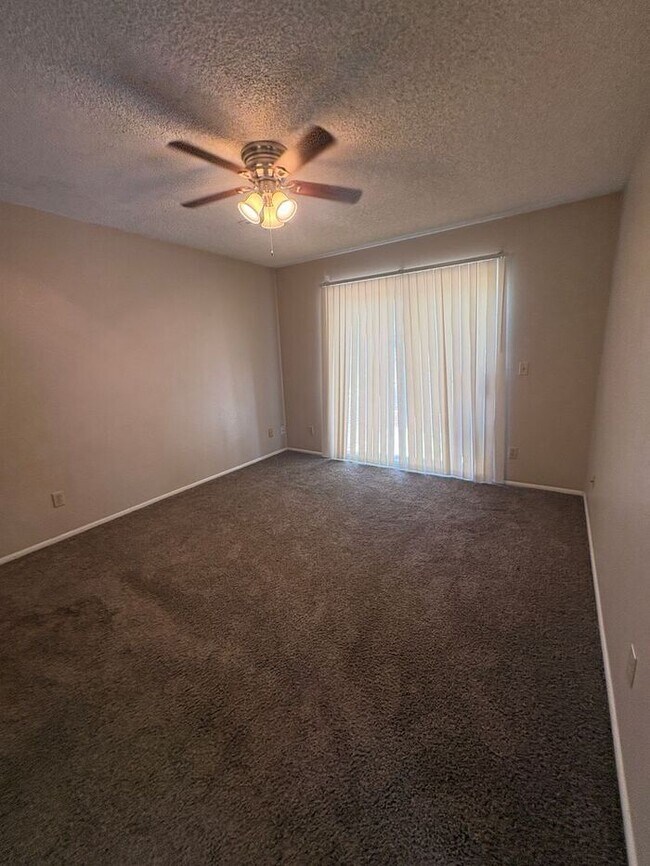 Building Photo - READY TO TOUR NOW! 2 Bedroom 2 Bath Peoria Townhouse