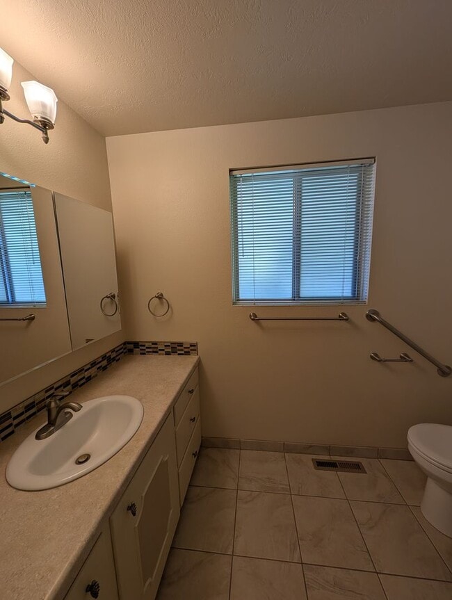 Building Photo - 675 University Dr