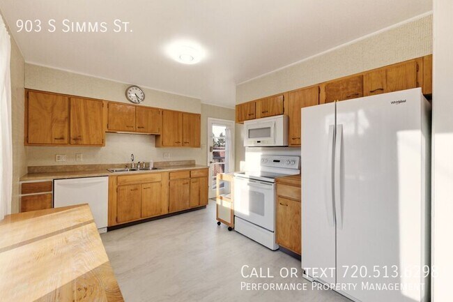 Building Photo - 903 S Simms St