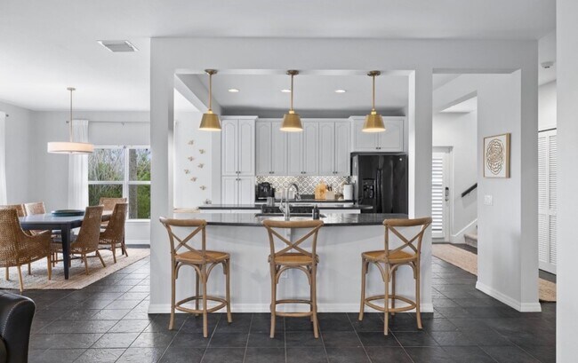 Building Photo - 981 Main St