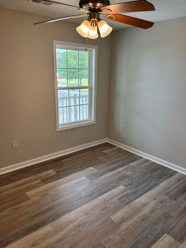 Building Photo - 2-Bedroom, 2-Bathroom Condo with Balcony, ...
