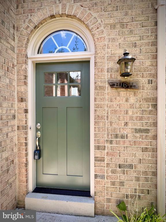 Building Photo - 10611 Pine Haven Terrace