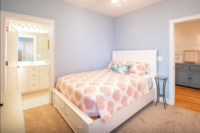 Building Photo - BEAUTFUL FURNISHED WINTER GETAWAY