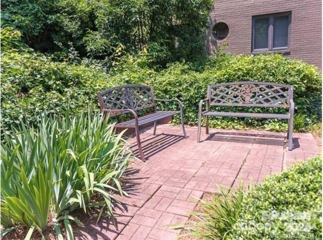 Building Photo - 227 N Dotger Ave