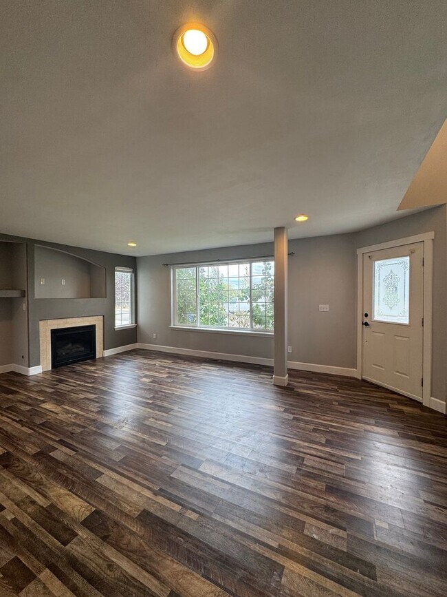 Building Photo - HUGE PET FRIENDLY Rental