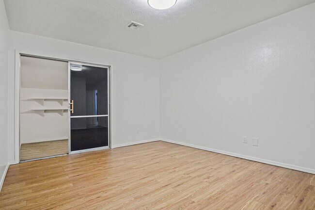 Building Photo - Beautifully Renovated 3bed/  2bath in Del city!   Bonus room in the Master bedroom!!