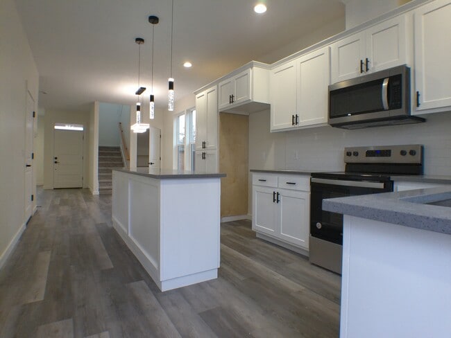 Building Photo - 563 1/2-MHH8528 S 7th St
