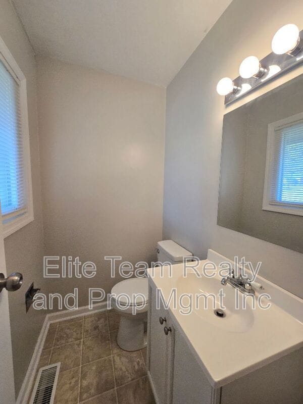 Building Photo - 910 Holly Dr