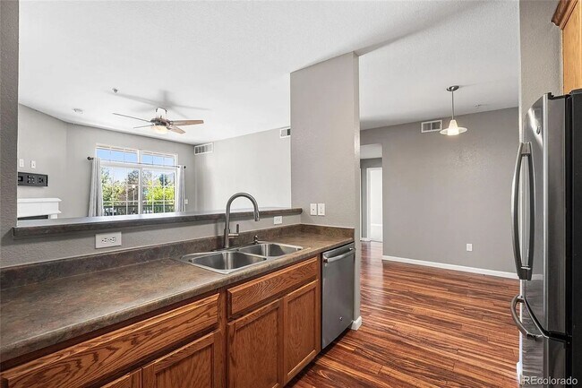 Building Photo - Spacious 2BR Condo convenient to DTC, Auro...