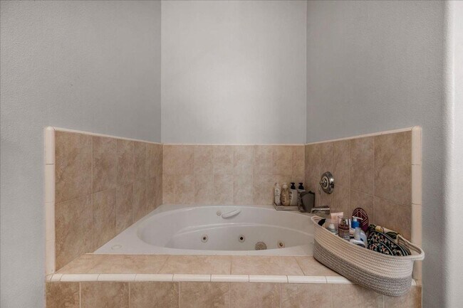 Building Photo - Beautiful North Clovis 3/2.5 Home in Gated Community