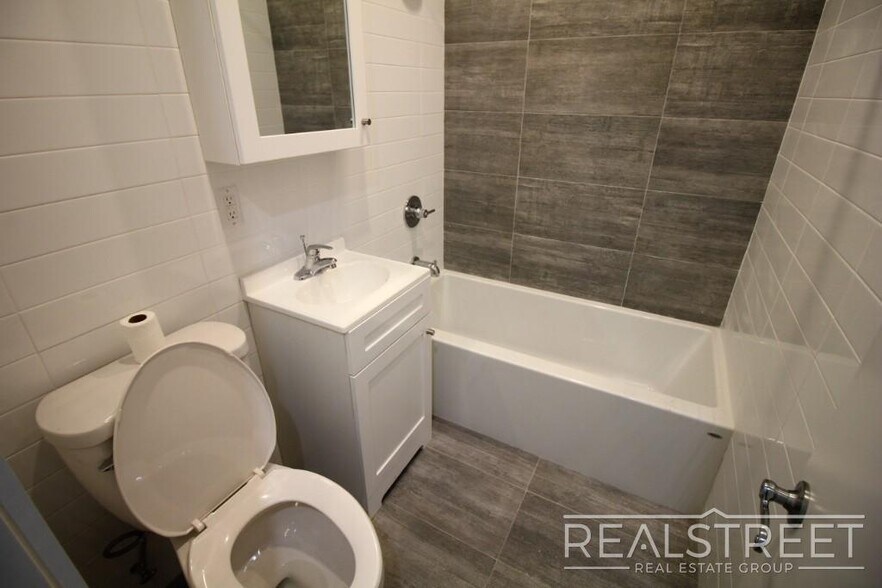 Building Photo - 2 BR in Crown Heights!