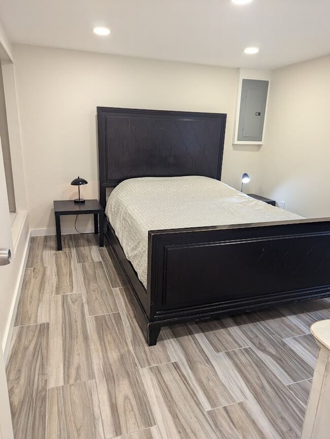 Building Photo - Fabulous 4 Bedroom 2 Bath House with Big F...