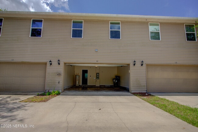 Building Photo - 417 Oasis Ln