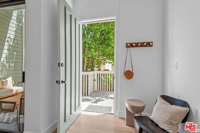 Building Photo - 3516 Vía Dolce