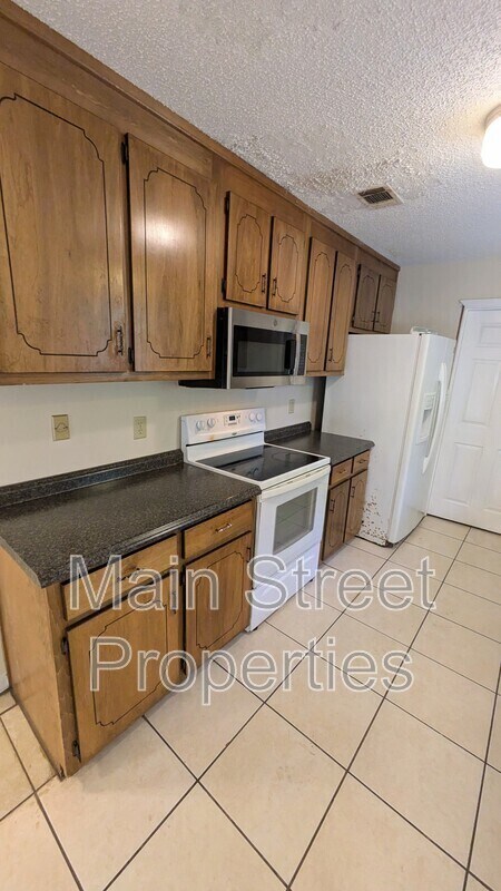 Building Photo - 1485 Pine Ln Dr