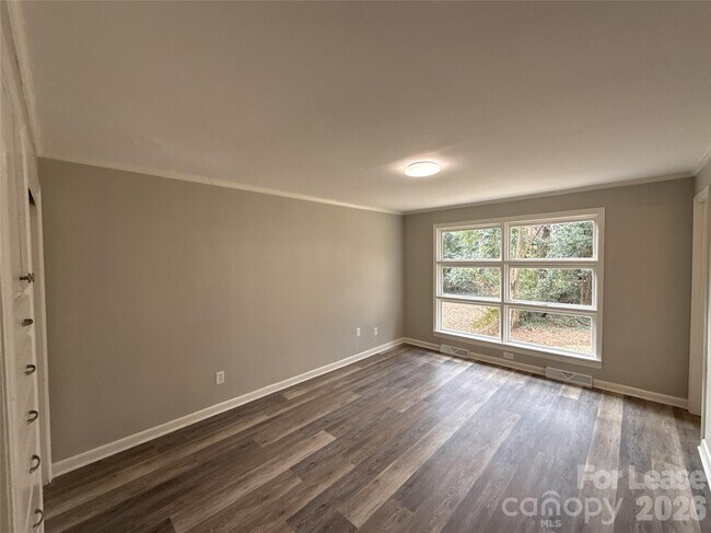 Building Photo - 2745 Dogwood Ave