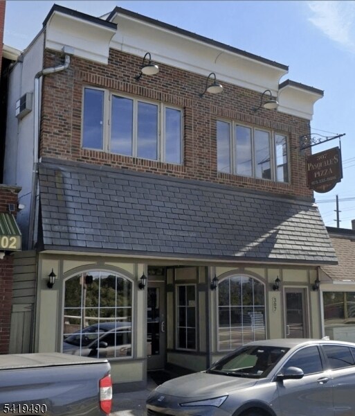 Building Photo - 307 Main St